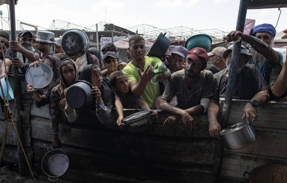 Fotografía de archivo en donde palestinos desplazados internos asisten a una reunión para recolectar alimentos donados por una organización benéfica, en el campamento de Khan Yunis, al sur de la Franja de Gaza, el 06 de septiembre de 2024. EFE/HAITHAM IMAD