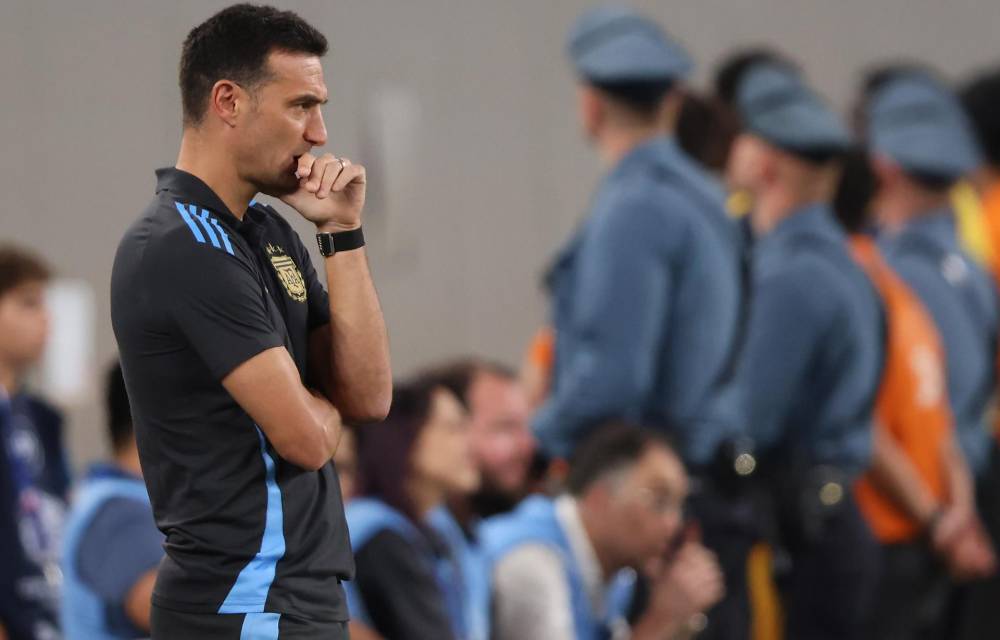 El seleccionador argentino, Lionel Scaloni (i), fue registrado este martes, 25 de junio, al observar el partido contra Chile valido por el grupo A de la Copa América, en el estadio MetLife Stadium de East Rutherford (Nueva Jersey, EE.UU.). EFE/Justin Lane