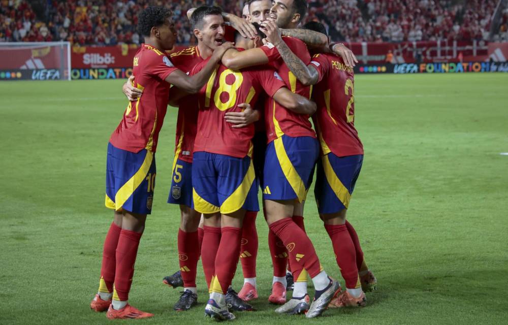 El centrocampista de la selección española, Martín Zubimendi celebra con sus compañeros el gol conseguido ante Dinamarca, en el estadio Enrique Roca de Murcia. EFE / Juan Carlos Caval.