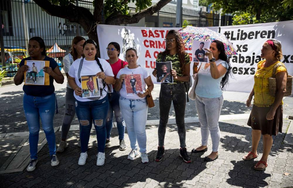 Mujeres sostienen fotografías durante una manifestación y recolección de insumos para familiares presos este miércoles, en Caracas (Venezuela). EFE/ Miguel Gutiérrez