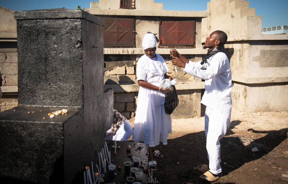 Personas participan en una ceremonia vudú con motivo del tradicional Fete Gede, en el Cementerio Nacional este viernes, en Puerto Príncipe (Haití). EFE/ Johnson Sabin