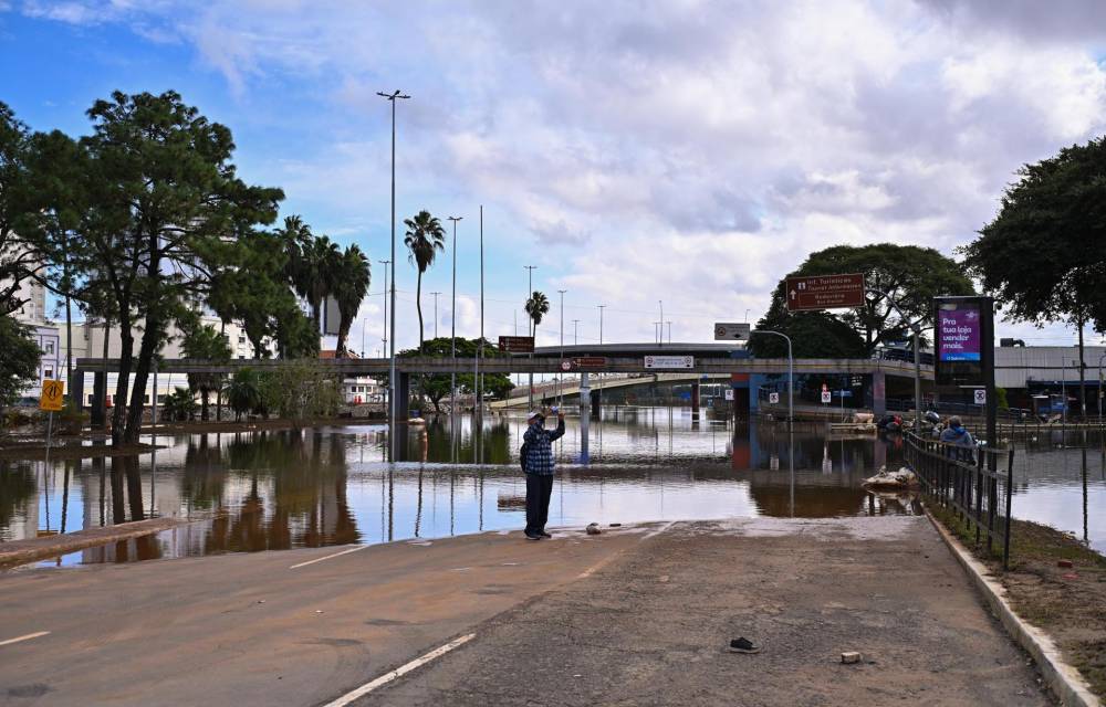 Un hombre usa su celular para tomar fotografías de una zona afectada por las inundaciones, el 18 de mayo de 2024, en el centro histórico de Porto Alegre, estado de Rio Grande do Sul (Brasil). EFE/Andre Borges