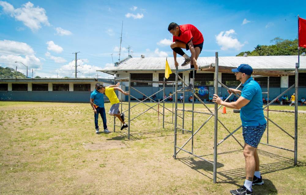 Competencias de obstáculos rompe monotonía deportiva en semana del privado de libertad