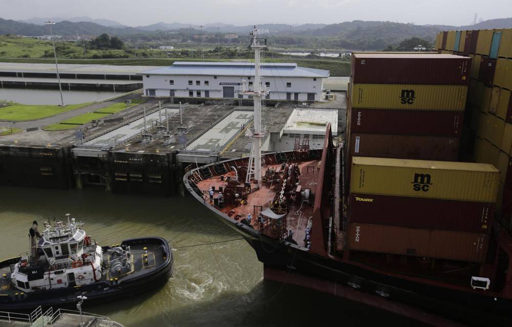 Buque portacontenedores transita, este lunes por las esclusas de Cocolí, en Ciudad de Panamá (Panamá). EFE/ Carlos Lemos