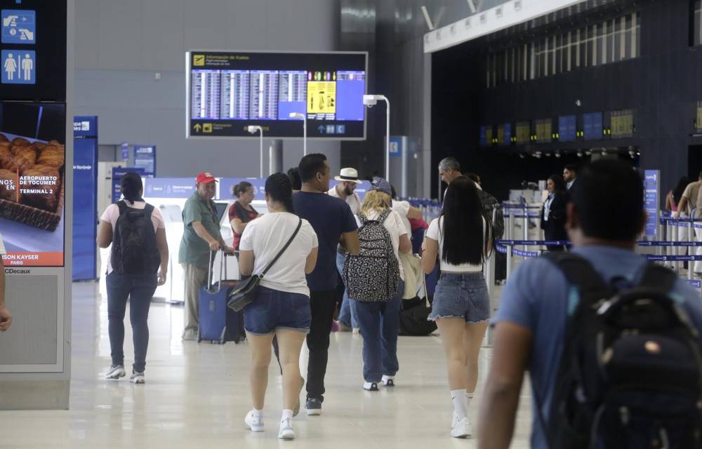 Fotografía de archivo del 30 de julio de 2024 que muestra pasajeros caminando al interior del Aeropuerto Internacional de Tocumen (Panamá).