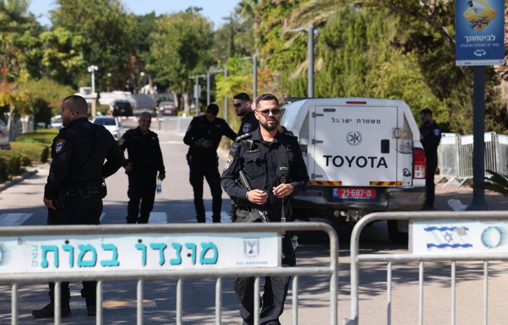 La policía israelí vigila el lugar de un ataque con dron disparado desde el Líbano, en Cesárea (Israel), que iba dirigido a la residencia privada del primer ministro Benjamín Netanyahu, el 19 de octubre de 2024. EFE/EPA/ABIR SULTAN