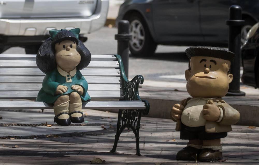 Fotografía de archivo del 23 de febrero de 2024 de una escultura de Mafalda y Manolito, en Caracas (Venezuela).