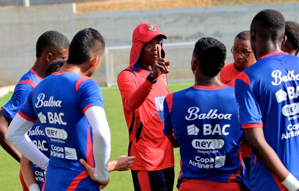 Jorge Dely dirigiendo los entrenamientos.