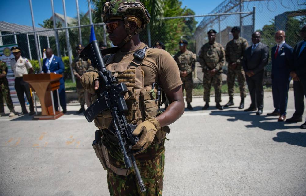 Militares de Bahamas son recibidos por la Policía Nacional de Haití este viernes, en Puerto Príncipe (Haití). El contingente llegó a la capital haitiana a bordo de un avión de una compañía de Bahamas, país que en agosto pasado prometió el envío de 150 efectivos. EFE/ Johnson Sabin