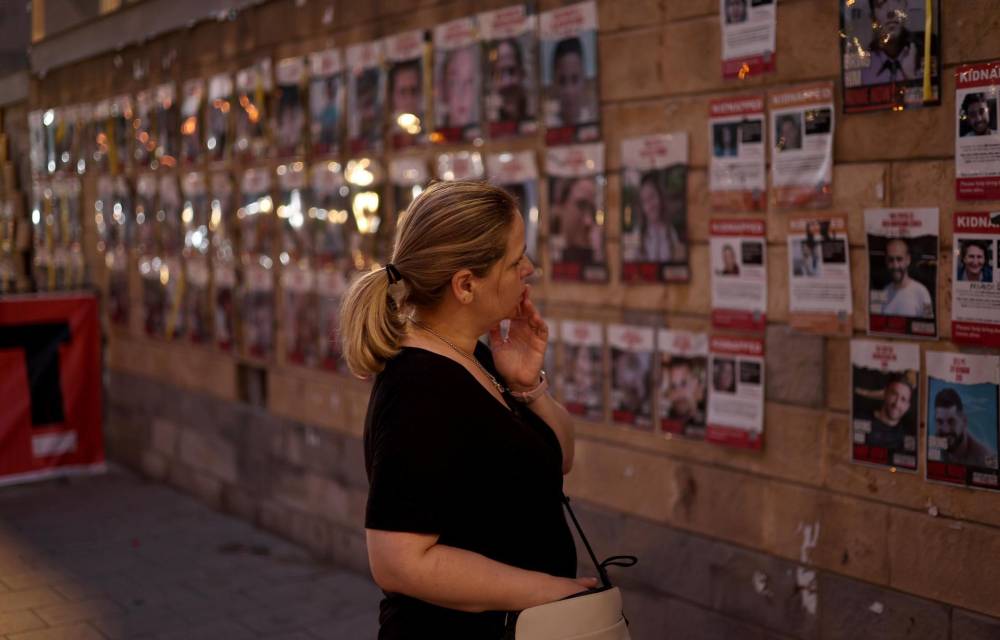 Una mujer mira las fotografías de rehenes israelíes capturados por Hamas, el 20 de julio de 2024.