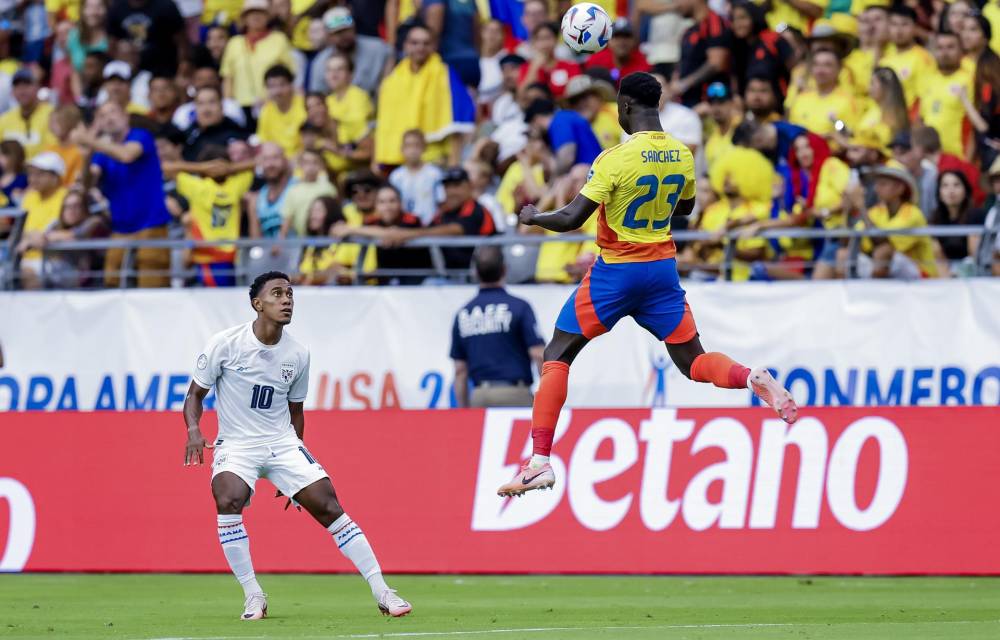 Davinson Sánchez (d) de Colombia en acción contra Yoel Bárcenas (i) de Panamá durante la Copa América 2024. EFE/EPA/JUAN G. MABANGLO