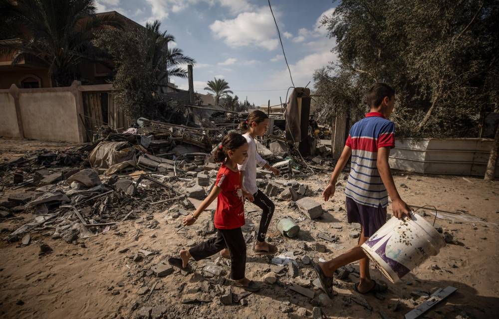 Niños palestinos caminan entre los escombros en Deir Al Balah, en la Franja de Gaza, este 4 de octubre. EFE/EPA/MOHAMMED SABER