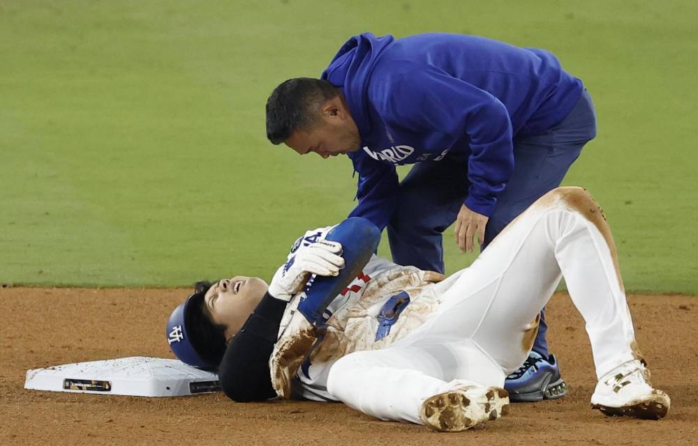 El japonés Shohei Ohtani, de los Dodgers, tuvo que dejar el juego ante los Yanquis por molestias en el hombro en la séptima entrada.