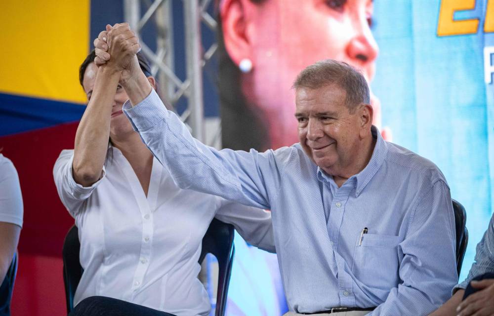 Fotografía del abanderado de la Plataforma Unitaria Democrática (PUD), Edmundo González Urrutia, acompañado de la líder opositora María Corina Machado.