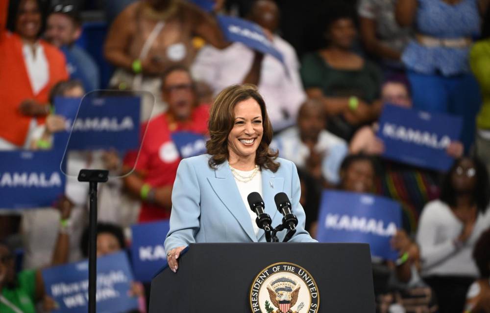 La vicepresidenta de EE.UU. y virtual candidata presidencial, Kamala Harris habla durante un acto de campaña en Atlanta (EE.UU.). EFE/EPA/EDWARD M. PIO RODA