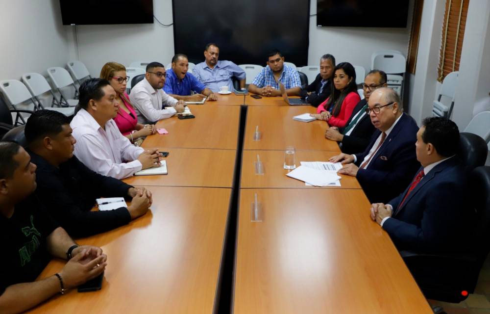 El director de la CSS, Enrique Lau se reunió con las nuevas autoridades de Panamá Oeste.