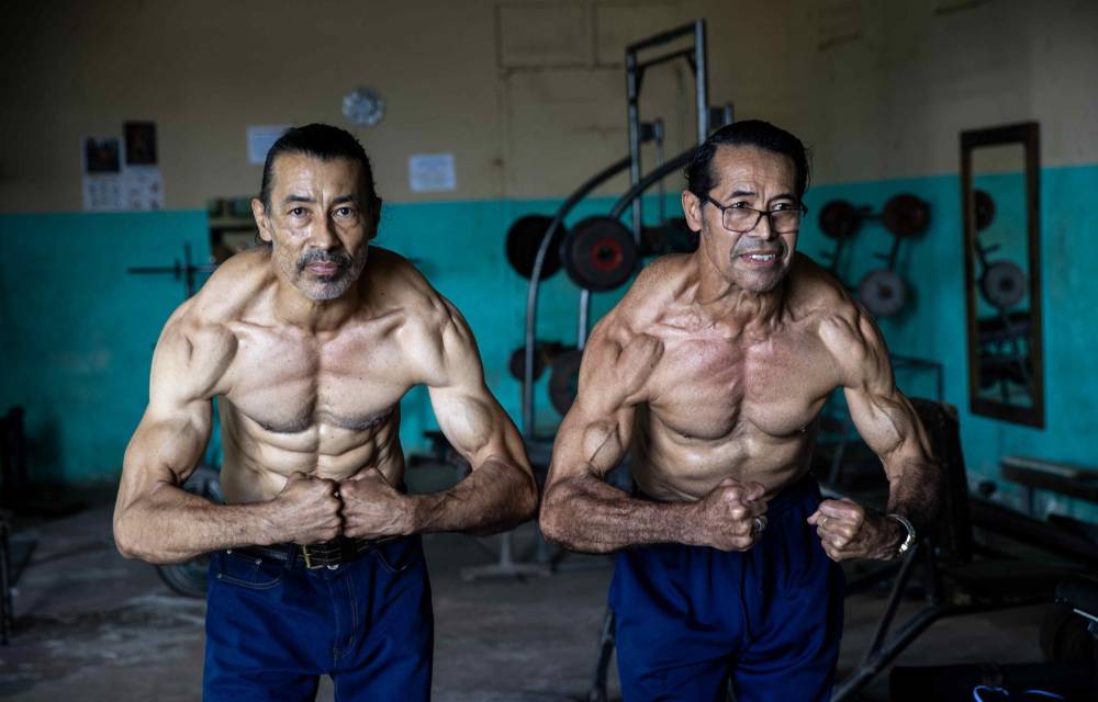 Los hermanos fisicoculturistas Walter Pérez (i) de 61 años de edad y Carlos Pérez de 62 años de edad, posan este domingo en Santa Teresa (Nicaragua). EFE/STR