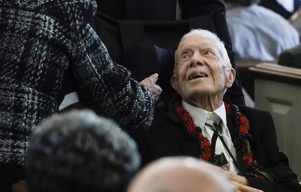 El expresidente estadounidense Jimmy Carter, saludando a algunas personas a la salida del funeral de su esposa, la ex primera dama Rosalynn Carter, en la iglesia baptista de Maranatha, en Plains, Georgia, (Estados Unidos).