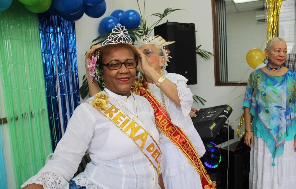 Abuelos celebran con reinado su día