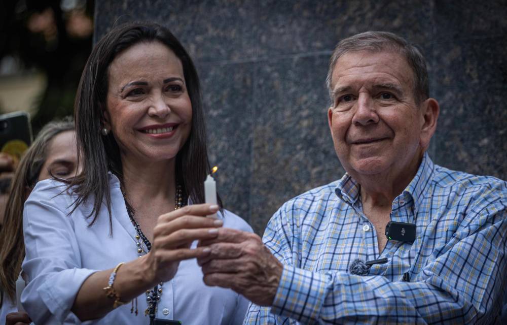 El candidato presidencial de la principal alianza opositora de Venezuela, Edmundo González Urrutia (der.), asiste a un acto de oración junto a la líder antichavista María Corina Machado en Caracas (Venezuela).