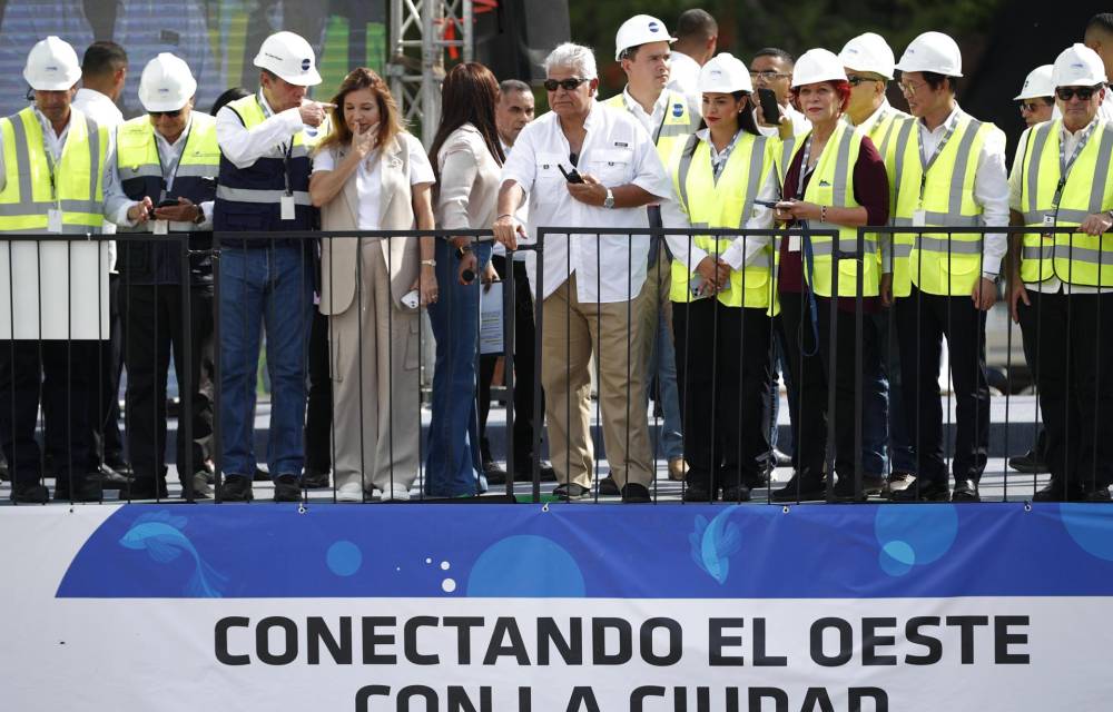 El presidente de Panamá, José Raúl Mulino (centro), observa la puesta en marcha de la tuneladora Panamá, este miércoles 18 de septiembre de 2024 en Ciudad de Panamá, tras dar el pistoletazo de inicio a los trabajos de construcción y revestimiento del túnel subacuático de la Línea 3 del Metro que pasará bajo el Canal de Panamá.