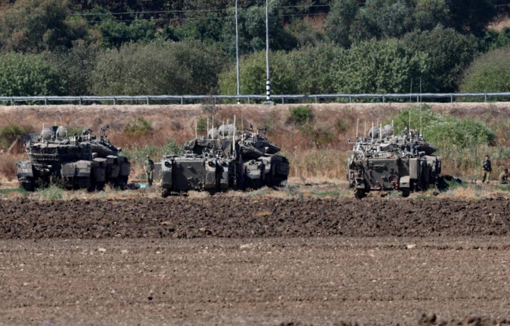 Vehículos militares del Ejército Israelí en la frontera con el Líbano. EFE/EPA/ATEF SAFADI