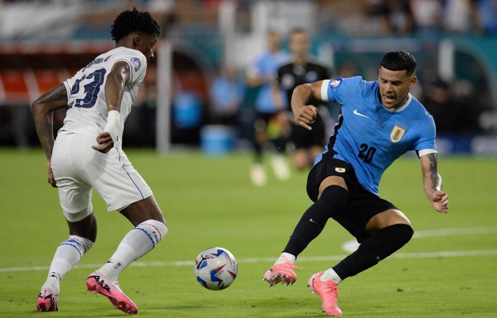 Miami (United States), 23/06/2024.- Panama defender Michael Murillo (L) and Uruguay forward Maximiliano Araujo (R) battle for the ball during the second half of the CONMEBOL Copa America 2024 group C match between Uruguay and Panama, in Miami, Florida, USA 23 June 2024. EFE/EPA/CRISTOBAL HERRERA-ULASHKEVICH