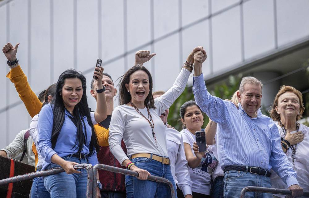 Fotografía de archivo de la líder opositora venezolana María Corina Machado (2-i) y el líder Edmundo González Urrutia (d) en una manifestación en Caracas. EFE/ Henry Chirinos