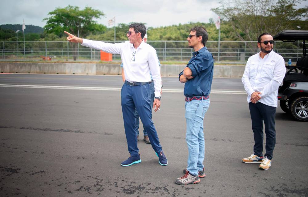 Jimmy Morales en su visita al Autódromo, en Capira.