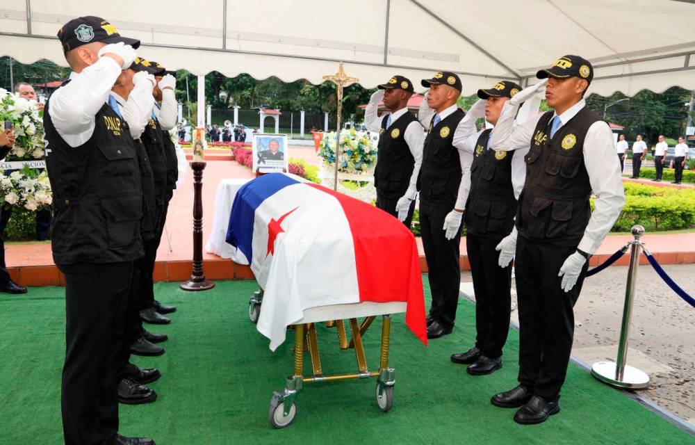 Familiares, amigos y compañeros del sargento le dieron el último adiós en la sede de la Policía Nacional.