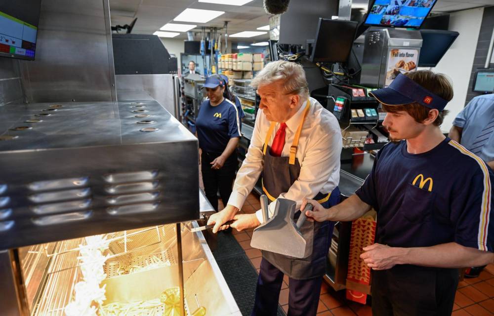 Fotografía tomada de la cuenta en X de Dan Scavino Jr., el asesor de comunicación del candidato republicano a la Casa Blanca, el expresidente (2017-2021) Donald Trump, donde se le ve cocinando papas fritas en un local de McDonald's en Feasterville (EE.UU.). EFE/@danscavino