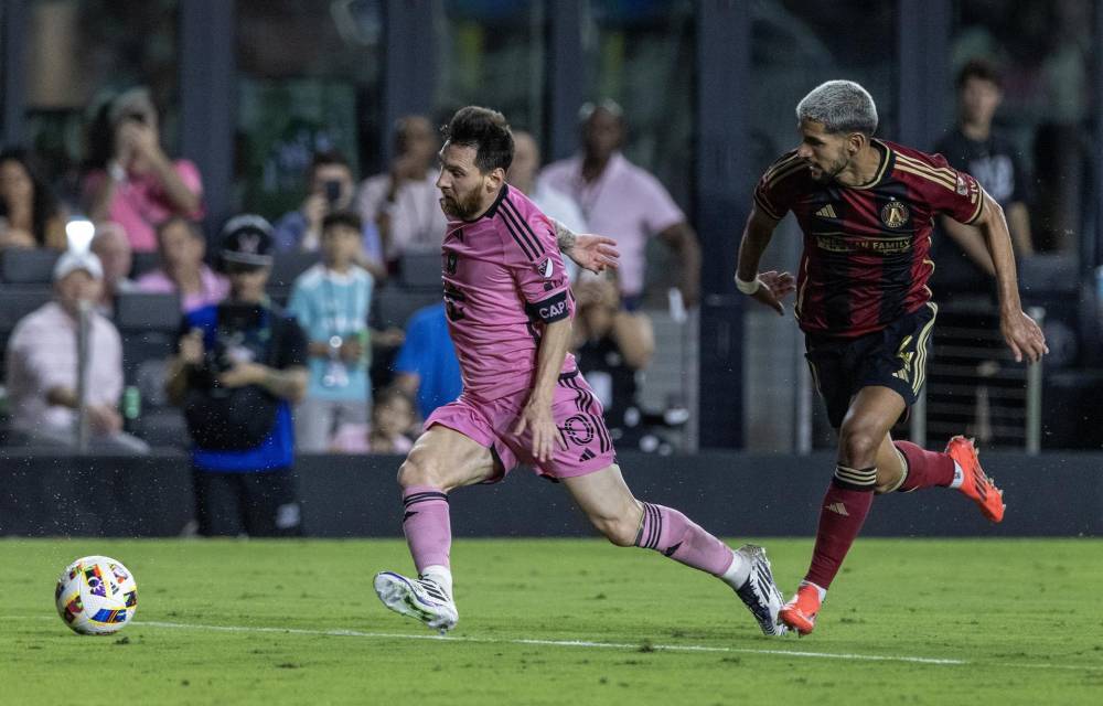 Lionel Messi escapa de la marca del defensor Luis Abram, pero no pudo evitar este sábado la eliminación del Inter Miami a manos del Atlanta United en el Chase Stadium de Fort Lauderdale (Florida).