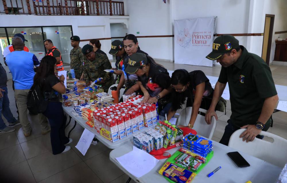 Lleve sus donaciones al Parque Omar. Leche y pañales desechables para los niños.