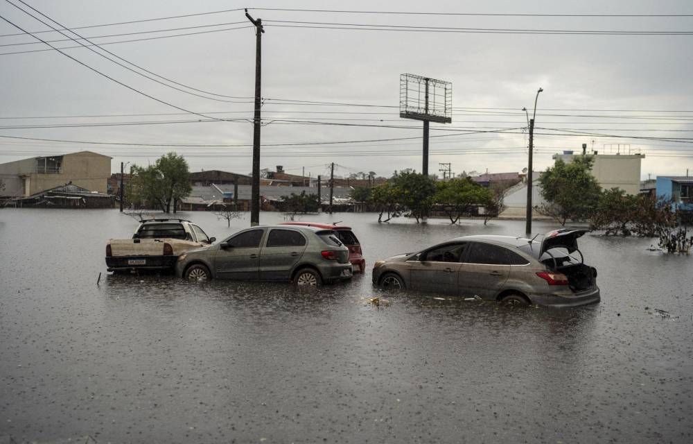 Fotografía que muestra varios vehículos afectados por las inundaciones, en la ciudad de Porto Alegre, en Rio Grande do Sul (Brasil). EFE/Daniel Marenco