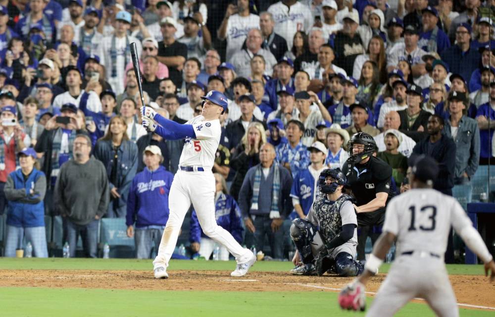 El jugador de los Dodgers de Los Angeles Freddie Freeman batea para conseguir un 'grand slam' ante los Yanquis de Nueva York.