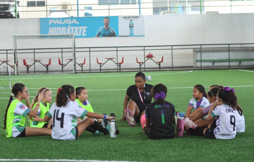 Formar niñas y jugadoras de bien es su pasión