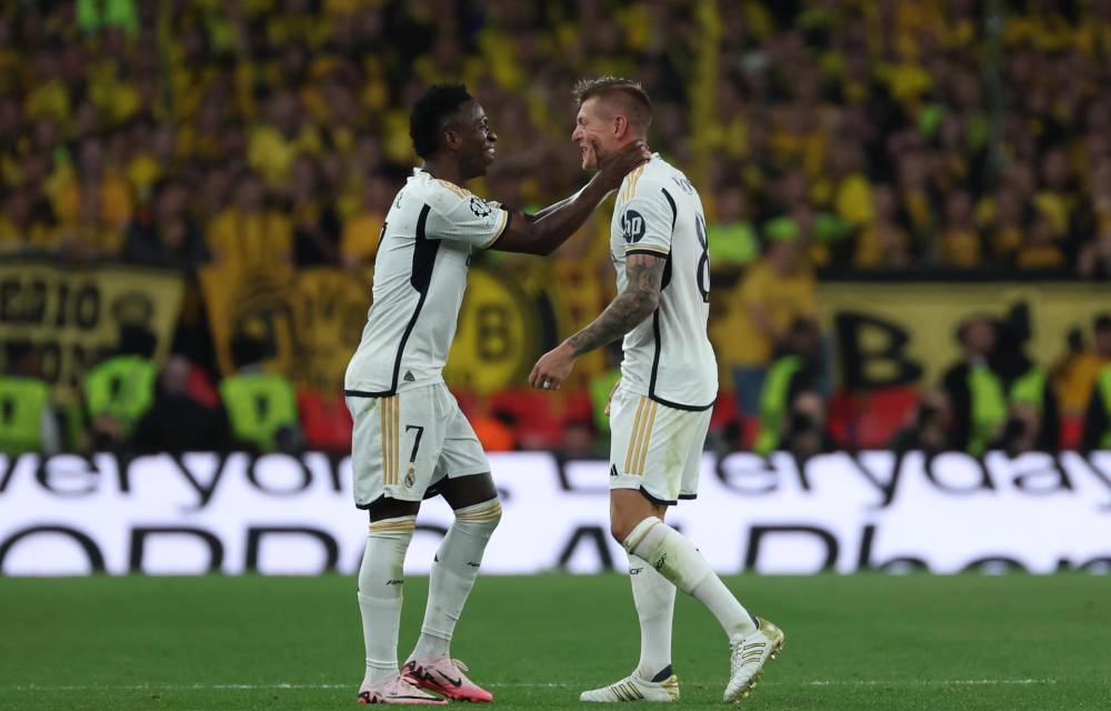 El centrocampista alemán del Real Madrid Toni Kroos celebra el segundo gol del equipo madridista con su compañero y autor del gol Vinícius Júnior (i) durante la final de la Liga de Campeones que Real Madrid y Borussia Dortmund disputaron en el estadio de Wembley, en Londres, en una foto de archivo. EFE / Kiko Huesca.