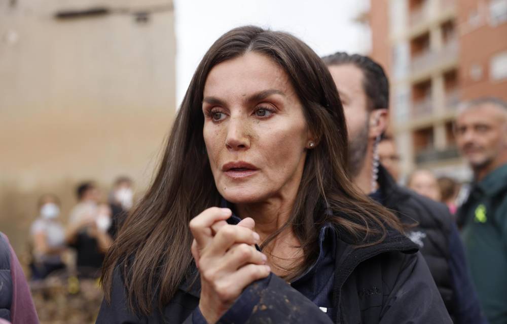 La reina Letizia, durante su visita este domingo a Paiporta, epicentro de las inundaciones de Valencia, donde los reyes, el presidente del Gobierno, Pedro Sánchez, y el presidente regional de Valencia, Carlos Manzón, fueron recibidos con gritos de 'fuera', así como lanzamiento de barro. EFE/ Ana Escobar