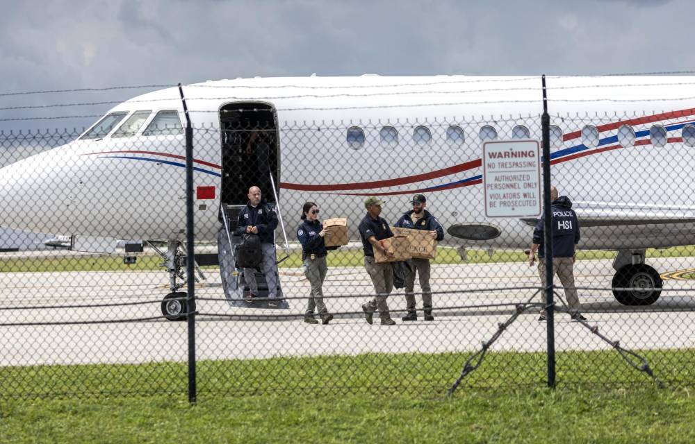 Oficiales extraen cajas etiquetadas como evidencia de un avión que, según las autoridades, pertenece al presidente venezolano Nicolás Maduro en el Aeropuerto Ejecutivo de Fort Lauderdale, Florida, EE.UU. EFE/Cristóbal Herrera-Ulashkevich