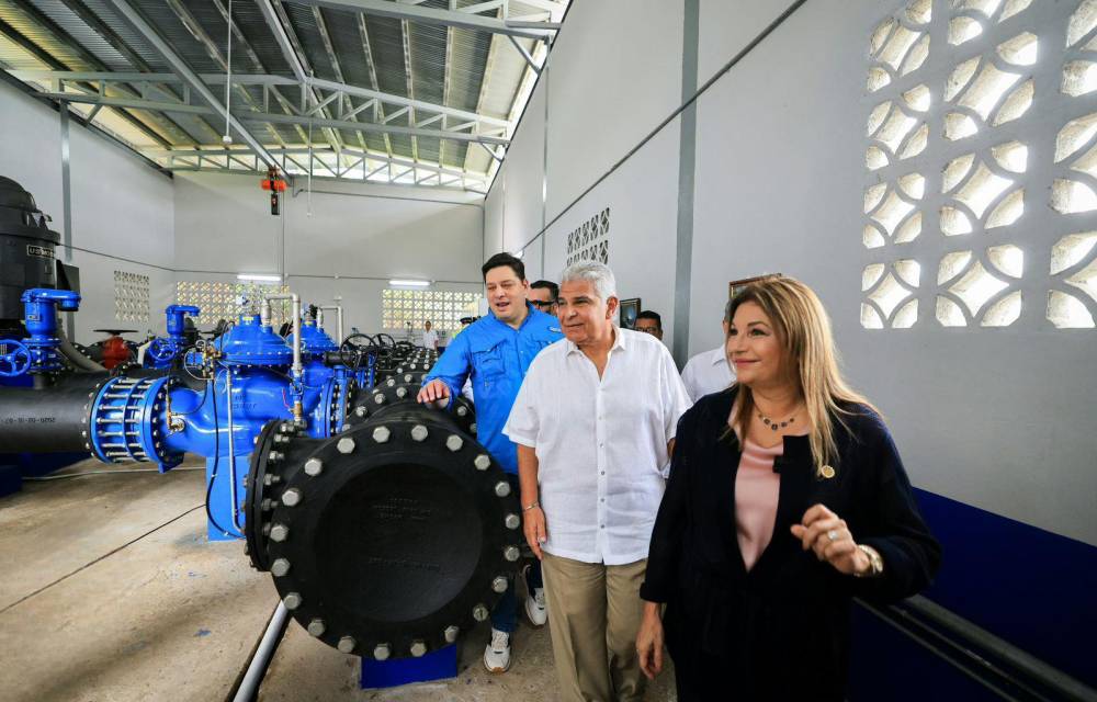 El presidente Mulino junto a su esposa Maricel de Mulino. Esta obra ha sido ejecutada por el Consejo Nacional de Desarrollo Sostenible (CONADES).