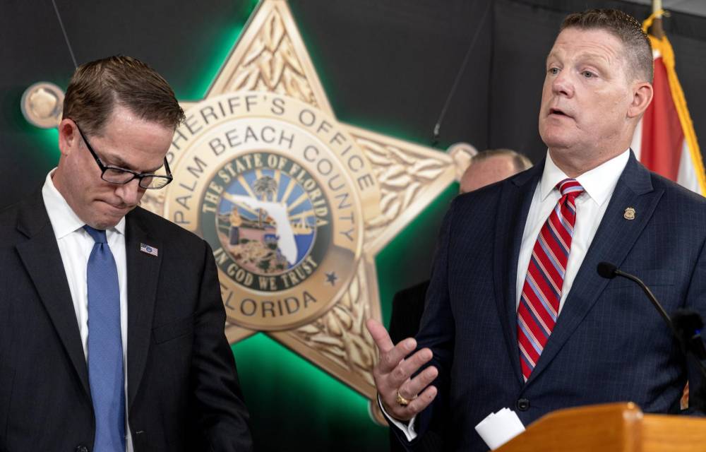 El director interino Ronald Rowe Jr. (D), del Servicio Secreto de Estados Unidos, habla junto al agente especial a cargo Jeffrey B. Veltri (I) de la Oficina de Campo del FBI en Miami, durante una conferencia de prensa, en West Palm Beach, Florida, EE.UU., el 16 de septiembre de 2024.