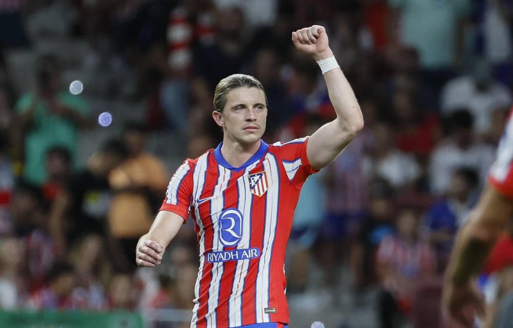 El centrocampista británico del Atlético de Madrid Conor Gallagher celebra tras marcar el 1-0 durante el partido de la quinta jornada de LaLiga EA Sports entre el Atlético de Madrid y el Valencia CF, este domingo en el Cívitas Metropolitano de la capital española. EFE/ Ballesteros