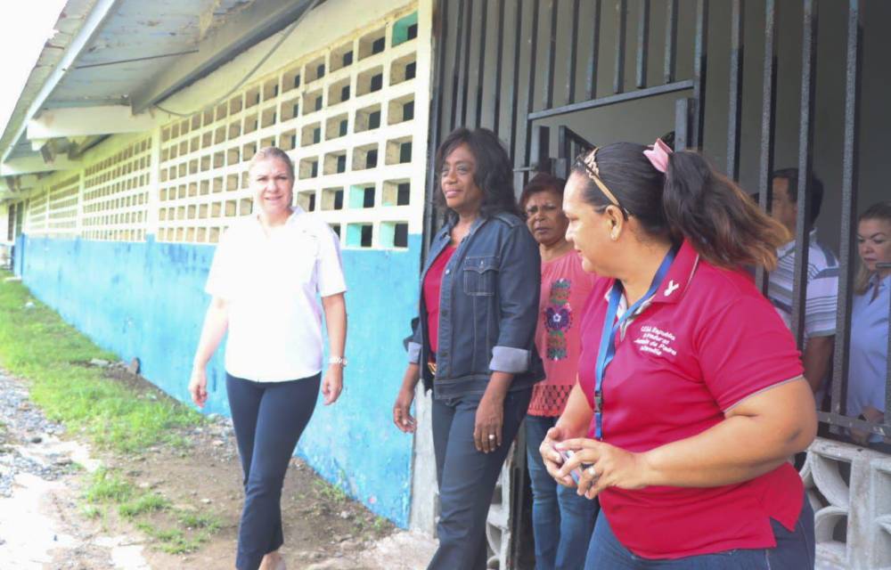 La ministra de Educación se apersonó a los centro escolares para ver la labor de los privados.