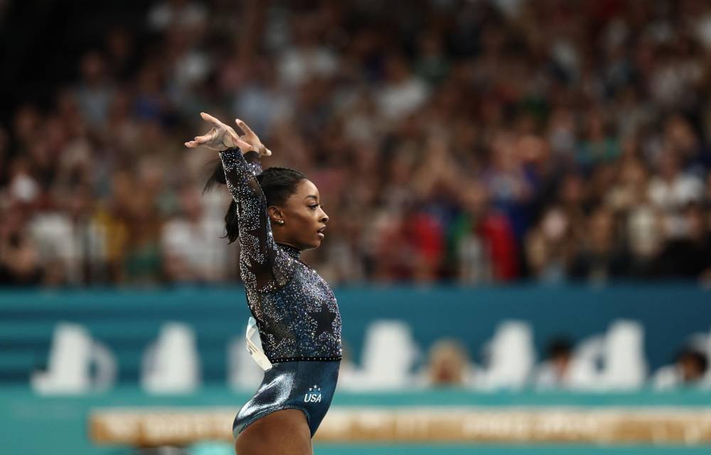 Paris (France), 28/07/2024.- Simone Biles of USA performs on the Vault during the Women's Qualification of the Artistic Gymnastics competitions in the Paris 2024 Olympic Games, at the Bercy Arena in Paris, France, 28 July 2024. (Francia) EFE/EPA/ANNA SZILAGYI