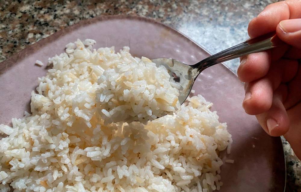 El exceso de cualquier carbohidrato, no solo el arroz, puede causar problemas de salud.