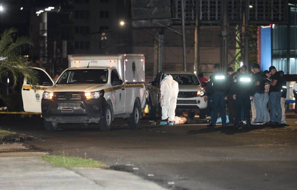 La transitada calle 50 se convirtió en escena criminal la noche del miércoles con el cadáver del extranjero.