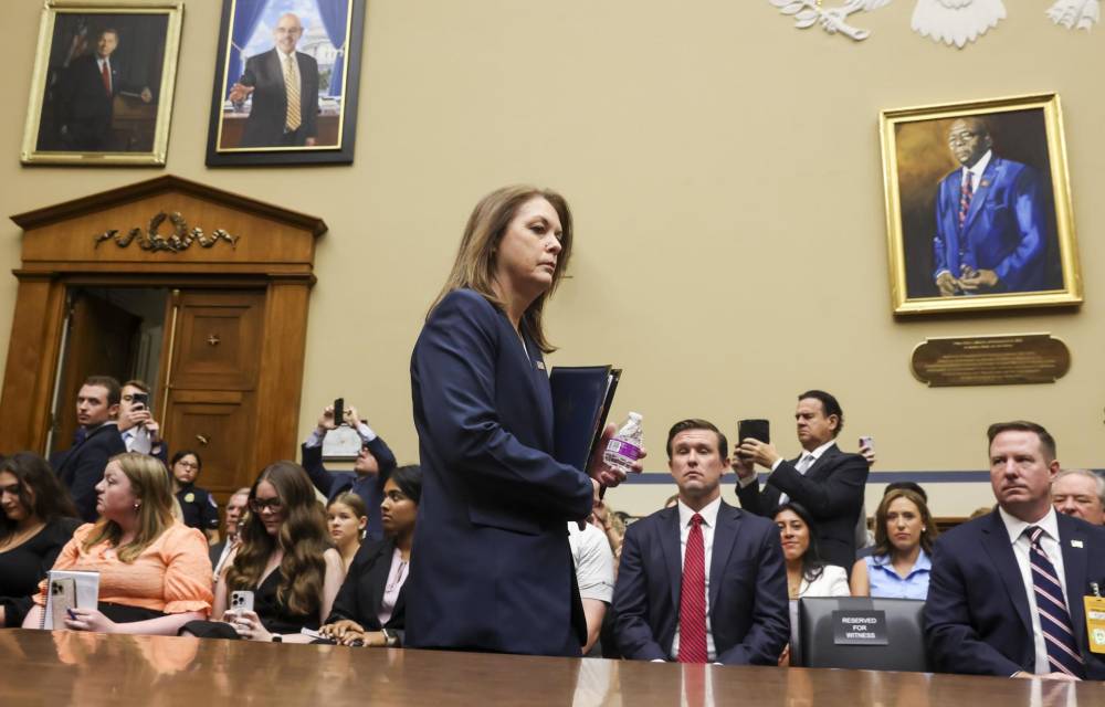 La directora del Servicio Secreto de los Estados Unidos, Kimberly Cheatle (c), llega a una audiencia del Comité de Supervisión y Responsabilidad de la Cámara de Representantes de los Estados Unidos en Capitol Hill en Washington, DC, Estados Unidos.