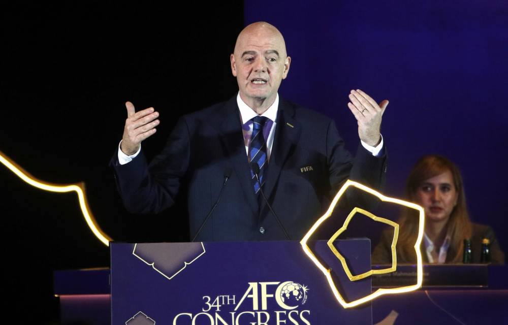 El presidente de la FIFA, Gianni Infantino, pronuncia un discurso durante el 34º Congreso de la Confederación Asiática de Fútbol (AFC) en Bangkok, Tailandia. EFE/EPA/RUNGROJ YONGRIT