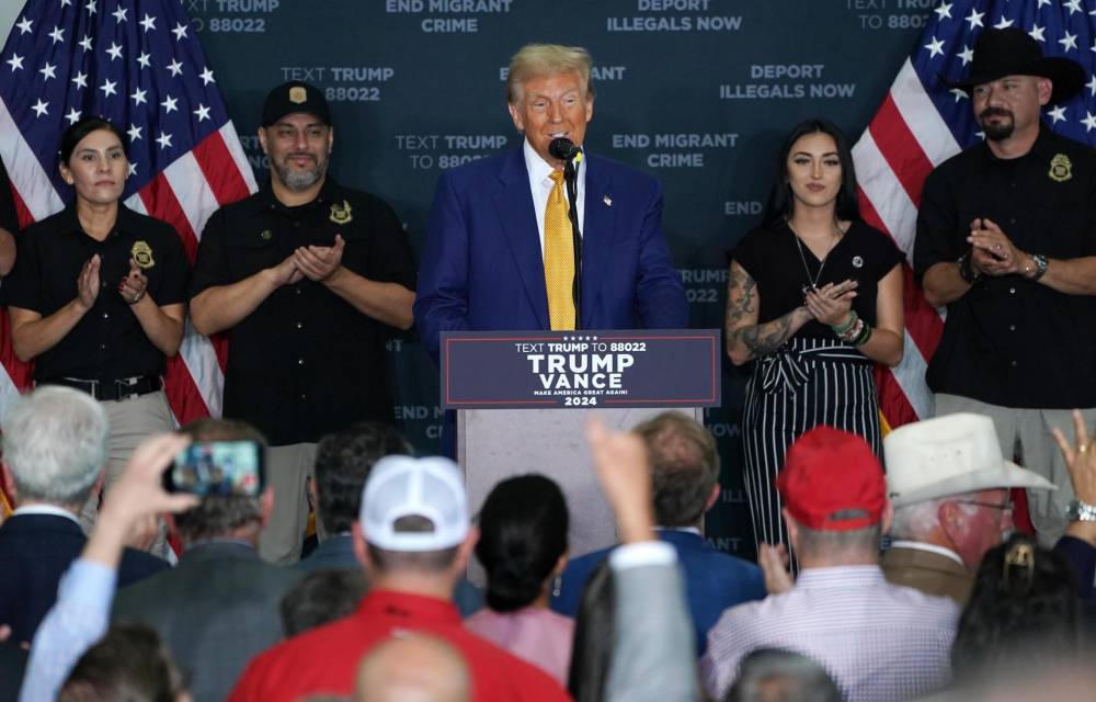 El candidato presidencial republicano, el expresidente Donald Trump, habla ante una multitud dentro de un hangar del aeropuerto privado Million Air en el Aeropuerto Internacional Austin-Bergstrom en Austin, Texas, EE.UU.