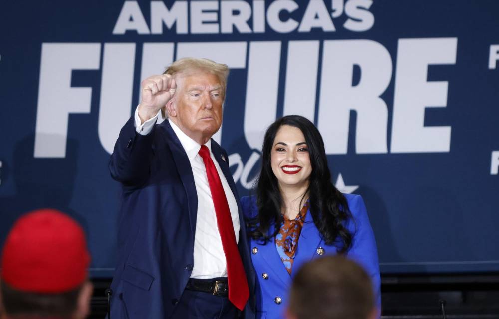 El expresidente estadounidense (2017-2021) Donald Trump, y candidato republicano a la Casa Blanca, saluda a la multitud mientras Mayra Flores exrepresentante de Texas observa después de participar en una mesa redonda hispana como parte del America's Future Tour de la organización Building America's Future at Beauty Society Inc. en North Las Vegas, Nevada, EE.UU.